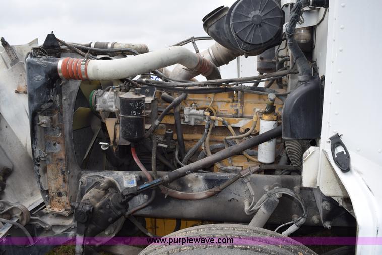 image for item K2354 1999 Peterbilt 377 semi truck