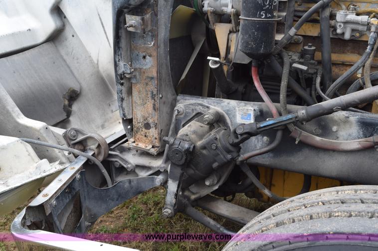 image for item K2354 1999 Peterbilt 377 semi truck