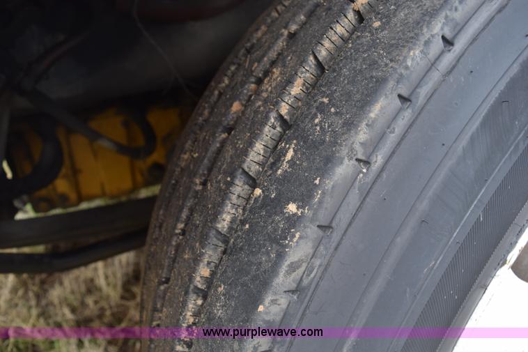 image for item K2354 1999 Peterbilt 377 semi truck