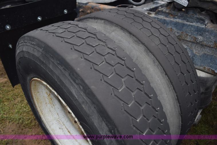 image for item K2354 1999 Peterbilt 377 semi truck