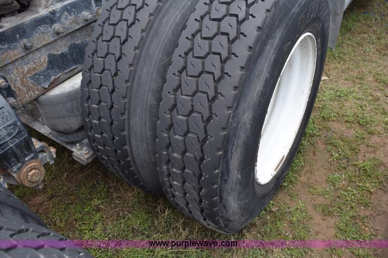 image for item K2354 1999 Peterbilt 377 semi truck