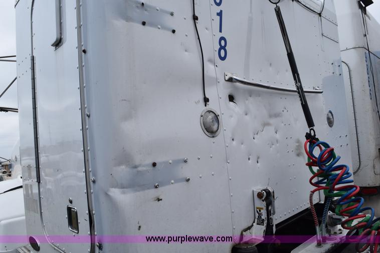 image for item K2354 1999 Peterbilt 377 semi truck