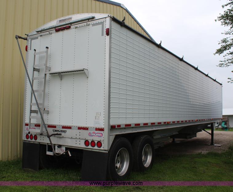 image for item K6925 2008 Wilson DWH551 Pace Setter double hopper grain trailer