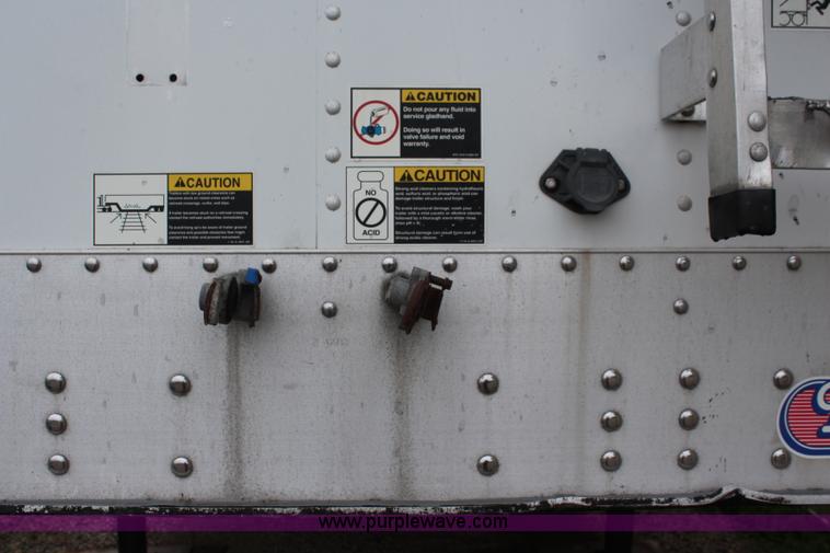 image for item K6925 2008 Wilson DWH551 Pace Setter double hopper grain trailer