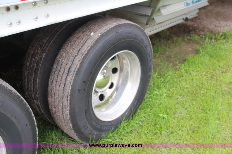 image for item K6925 2008 Wilson DWH551 Pace Setter double hopper grain trailer