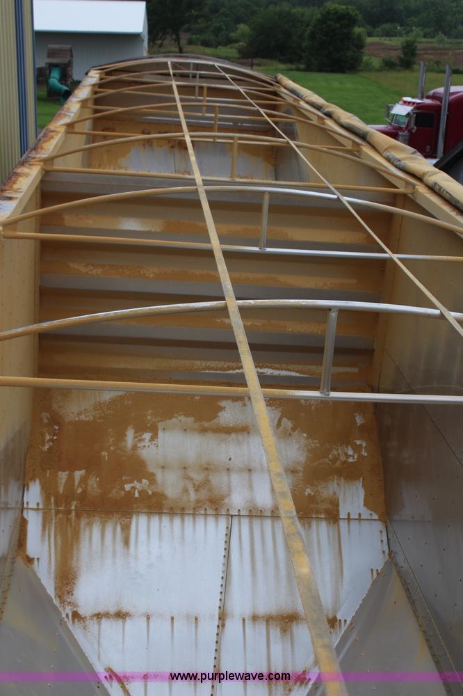 image for item K6925 2008 Wilson DWH551 Pace Setter double hopper grain trailer