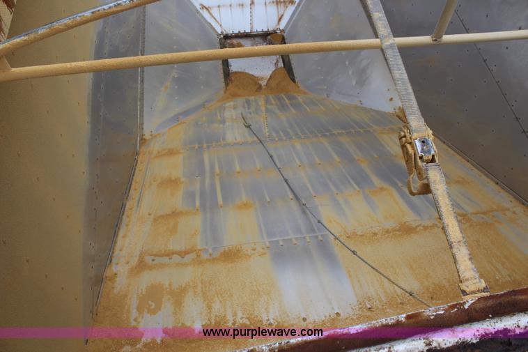 image for item K6925 2008 Wilson DWH551 Pace Setter double hopper grain trailer