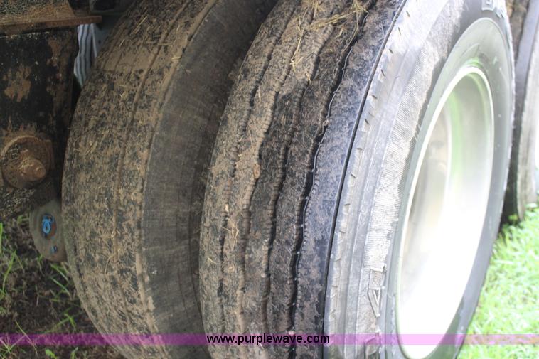 image for item K6925 2008 Wilson DWH551 Pace Setter double hopper grain trailer