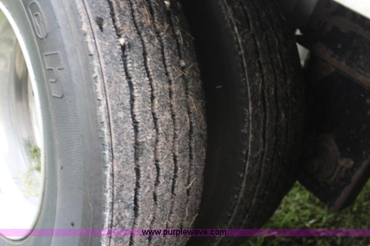 image for item K6925 2008 Wilson DWH551 Pace Setter double hopper grain trailer