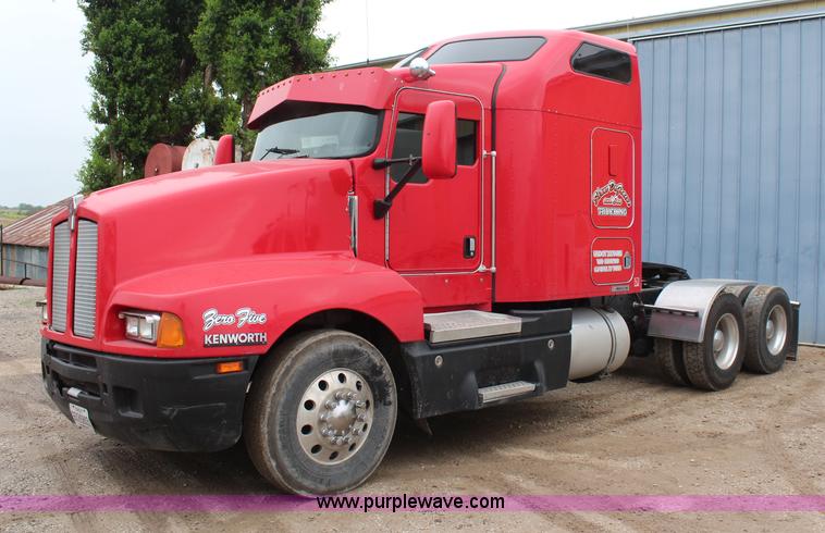 image for item K6926 2005 Kenworth T600 semi truck