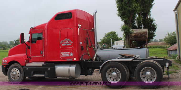 image for item K6926 2005 Kenworth T600 semi truck