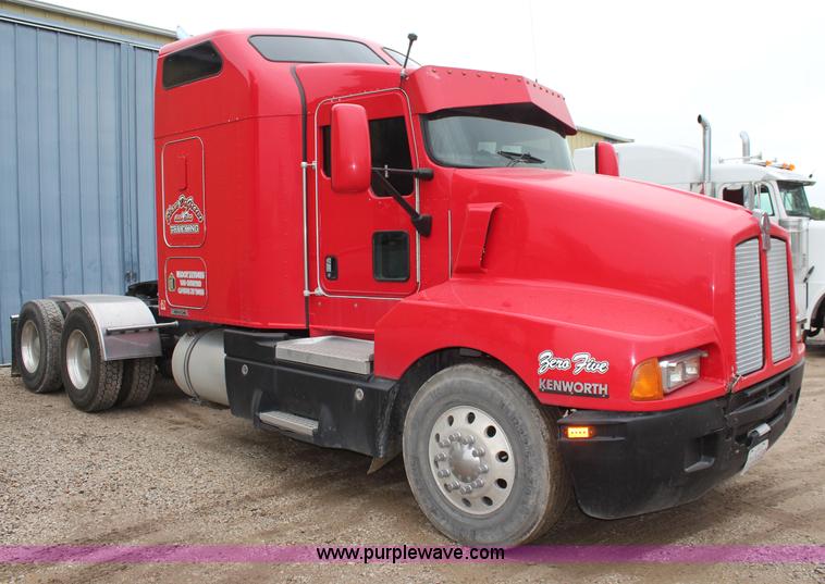 image for item K6926 2005 Kenworth T600 semi truck