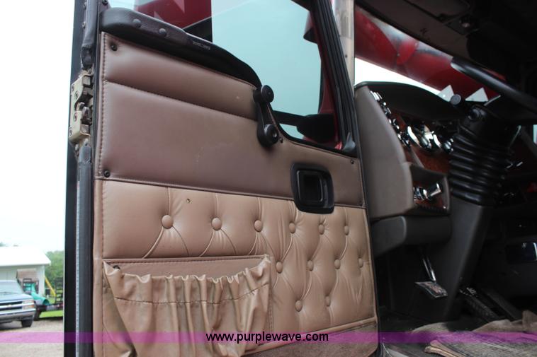 image for item K6926 2005 Kenworth T600 semi truck