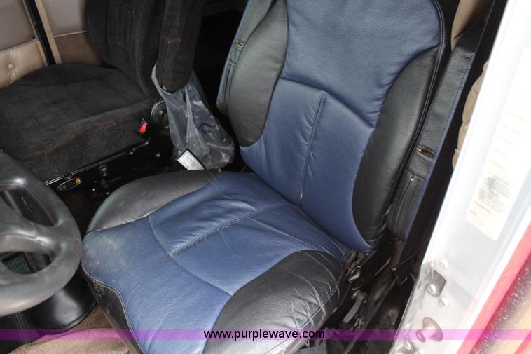 image for item K6926 2005 Kenworth T600 semi truck