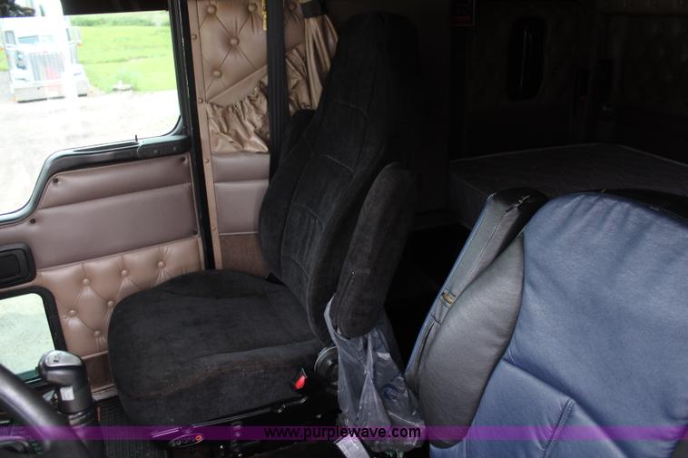 image for item K6926 2005 Kenworth T600 semi truck