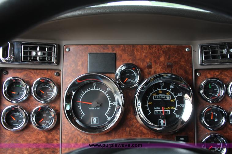 image for item K6926 2005 Kenworth T600 semi truck