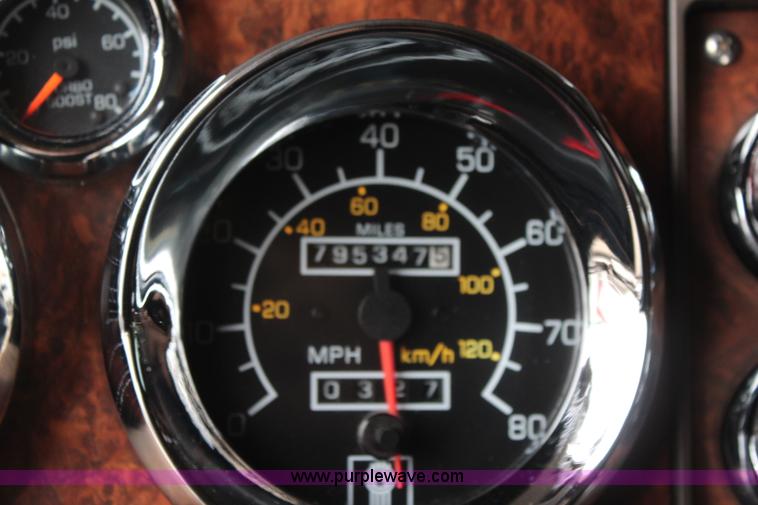 image for item K6926 2005 Kenworth T600 semi truck