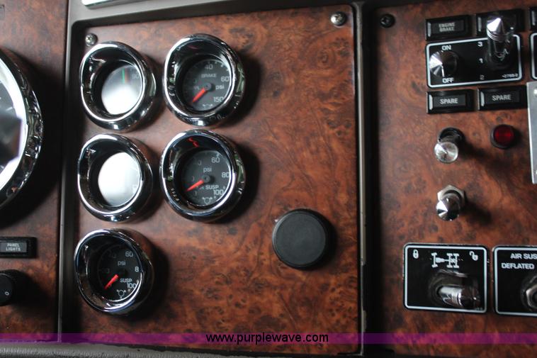 image for item K6926 2005 Kenworth T600 semi truck