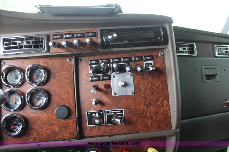 image for item K6926 2005 Kenworth T600 semi truck