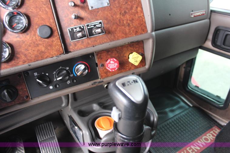 image for item K6926 2005 Kenworth T600 semi truck