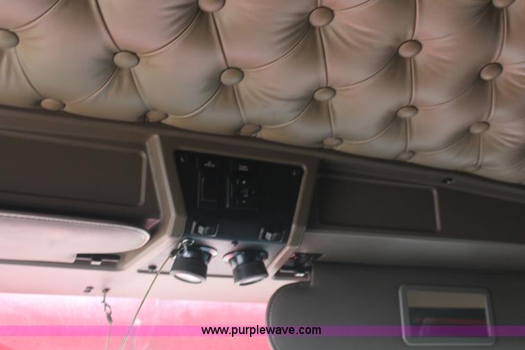 image for item K6926 2005 Kenworth T600 semi truck