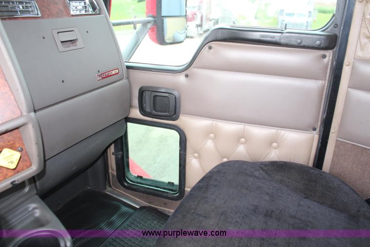 image for item K6926 2005 Kenworth T600 semi truck