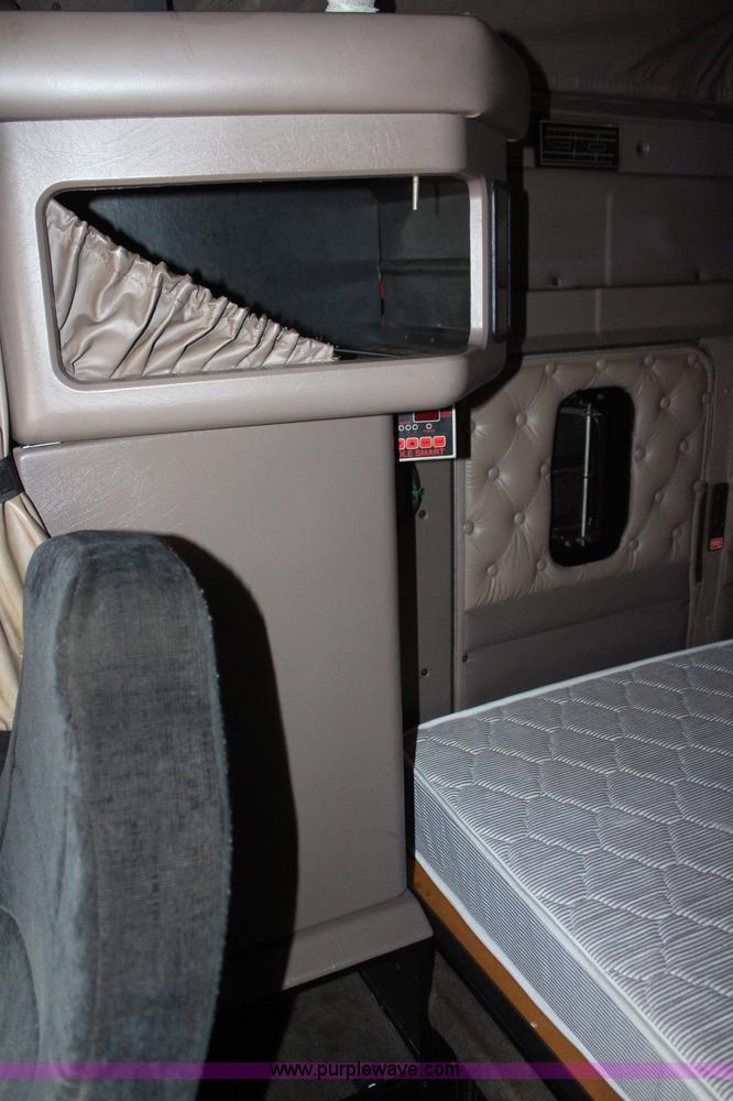 image for item K6926 2005 Kenworth T600 semi truck