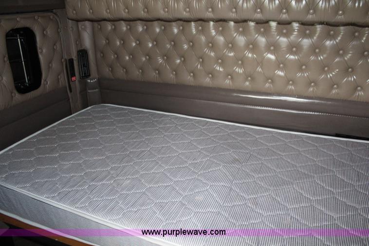 image for item K6926 2005 Kenworth T600 semi truck