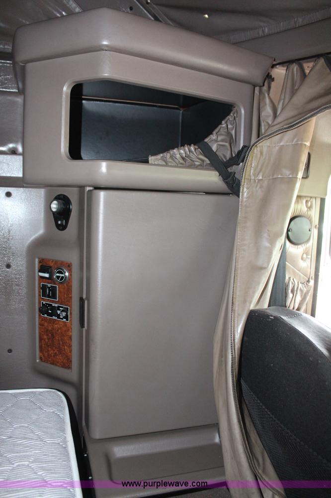 image for item K6926 2005 Kenworth T600 semi truck