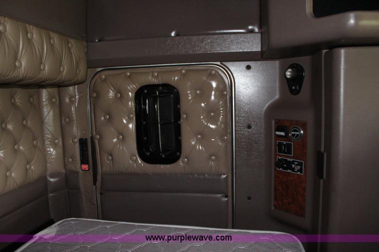 image for item K6926 2005 Kenworth T600 semi truck