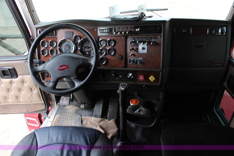 image for item K6926 2005 Kenworth T600 semi truck