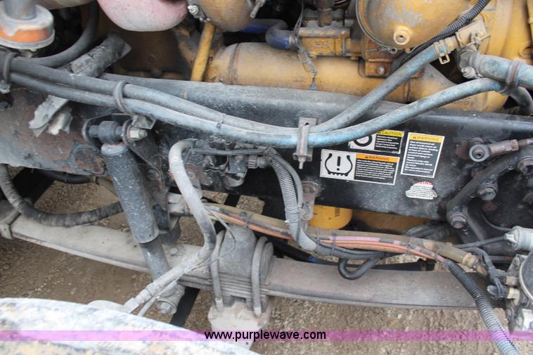 image for item K6926 2005 Kenworth T600 semi truck