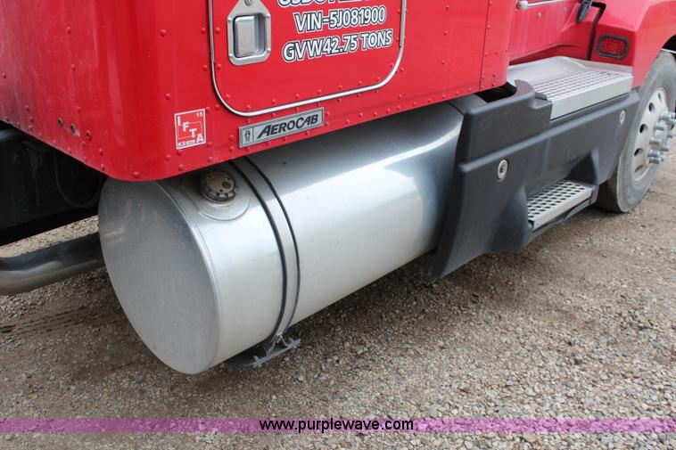 image for item K6926 2005 Kenworth T600 semi truck