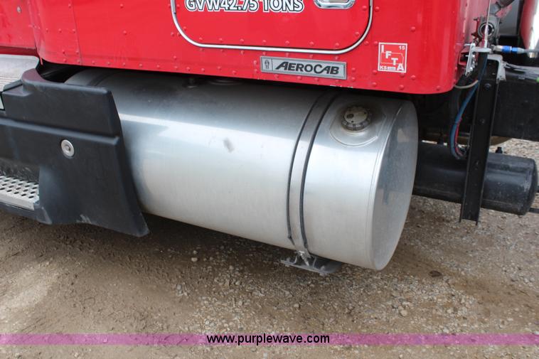 image for item K6926 2005 Kenworth T600 semi truck