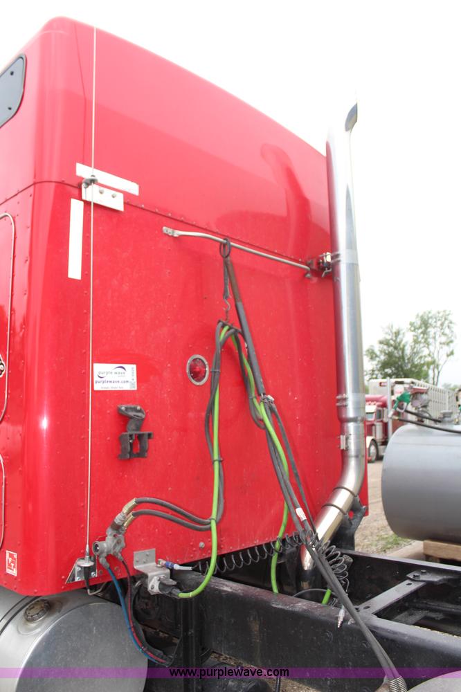 image for item K6926 2005 Kenworth T600 semi truck