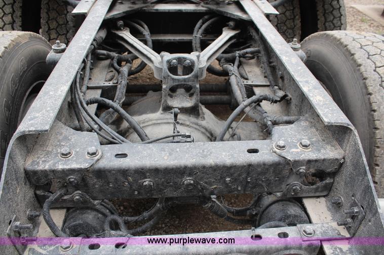 image for item K6926 2005 Kenworth T600 semi truck