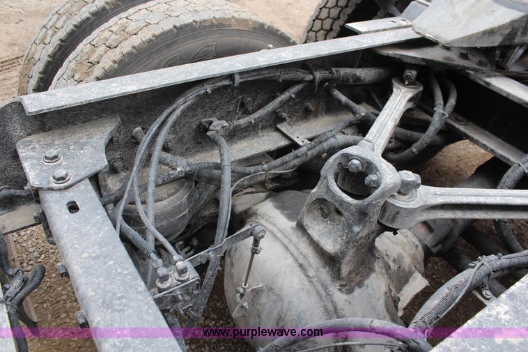 image for item K6926 2005 Kenworth T600 semi truck