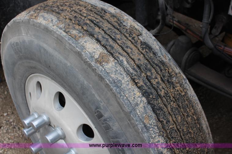 image for item K6926 2005 Kenworth T600 semi truck