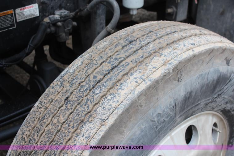 image for item K6926 2005 Kenworth T600 semi truck