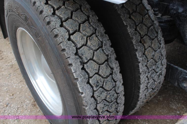 image for item K6926 2005 Kenworth T600 semi truck