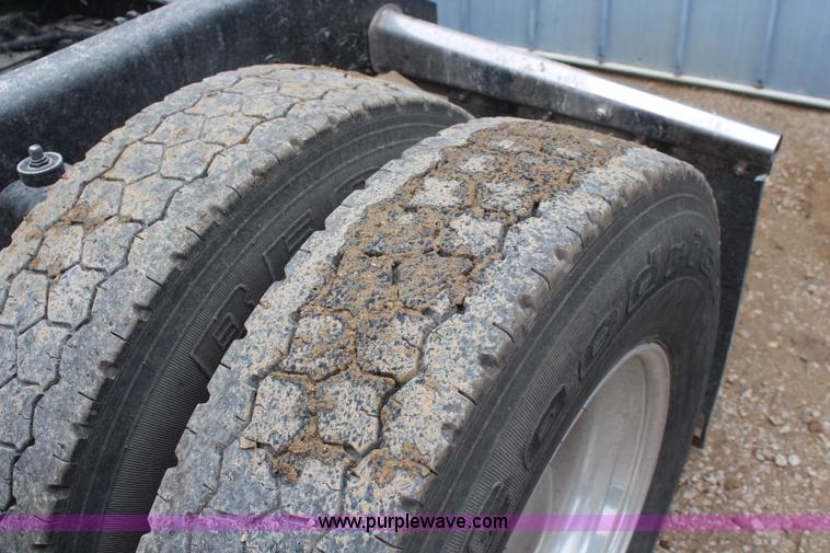 image for item K6926 2005 Kenworth T600 semi truck