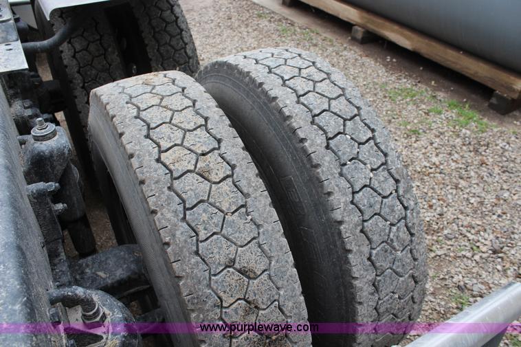 image for item K6926 2005 Kenworth T600 semi truck