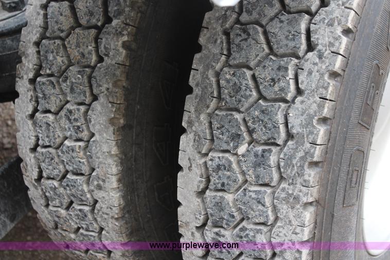 image for item K6926 2005 Kenworth T600 semi truck