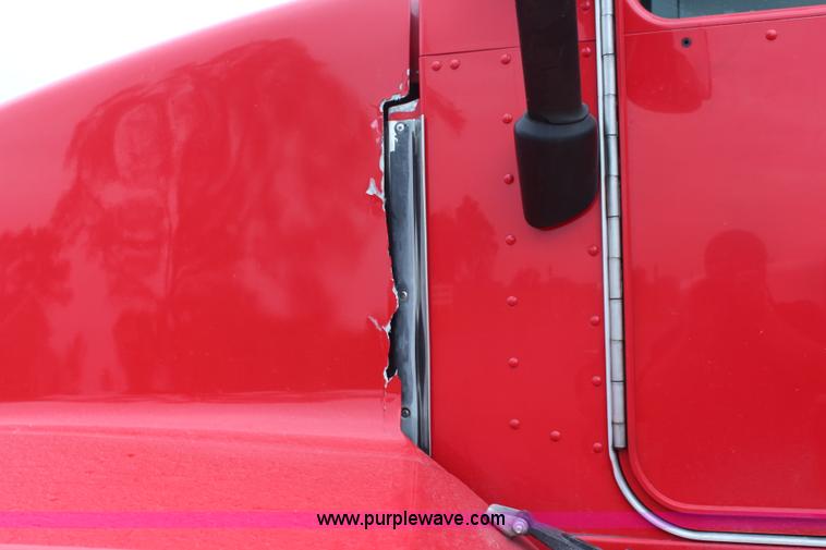 image for item K6926 2005 Kenworth T600 semi truck