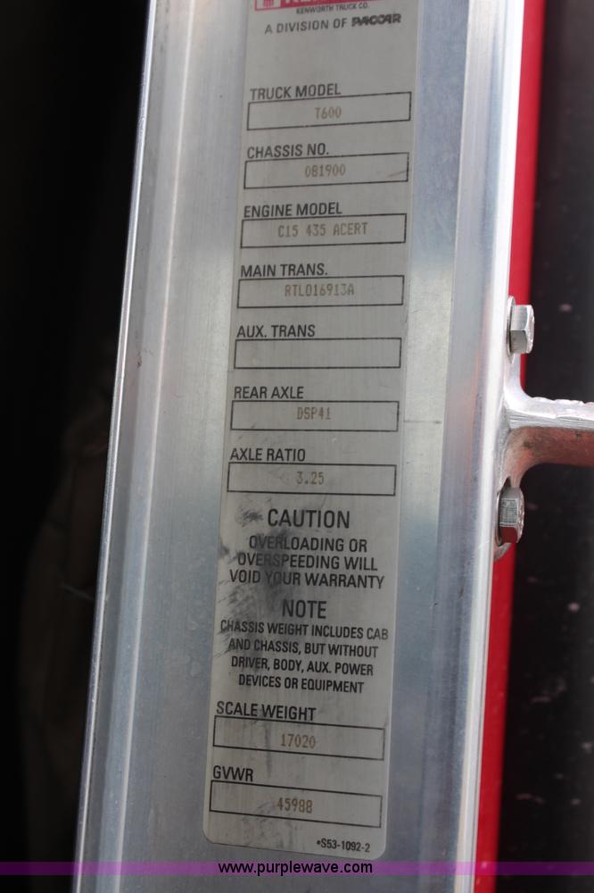 image for item K6926 2005 Kenworth T600 semi truck