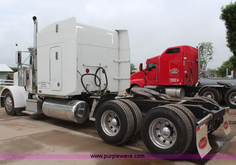 image for item K6927 2000 Peterbilt 378 semi truck