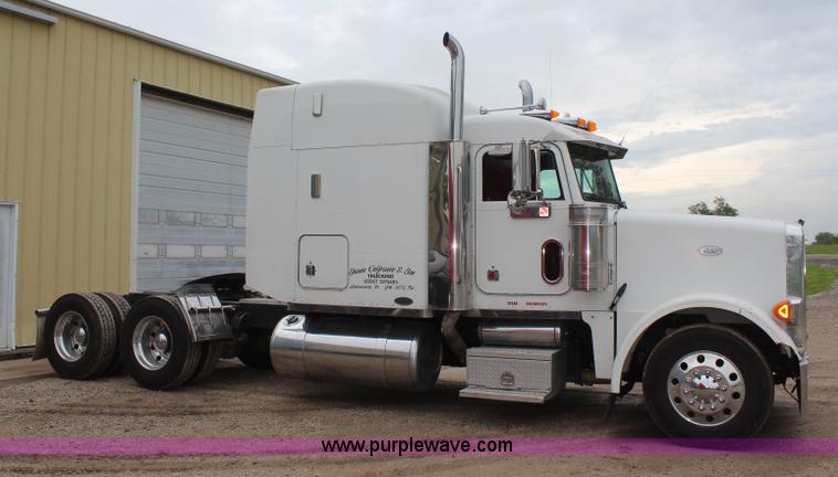 image for item K6927 2000 Peterbilt 378 semi truck