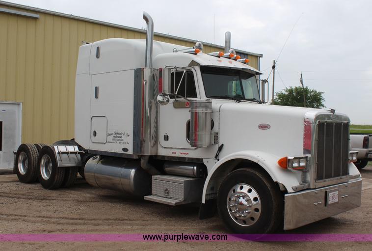 image for item K6927 2000 Peterbilt 378 semi truck
