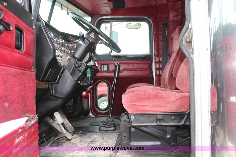 image for item K6927 2000 Peterbilt 378 semi truck