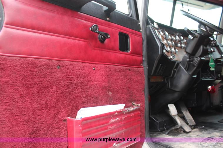 image for item K6927 2000 Peterbilt 378 semi truck